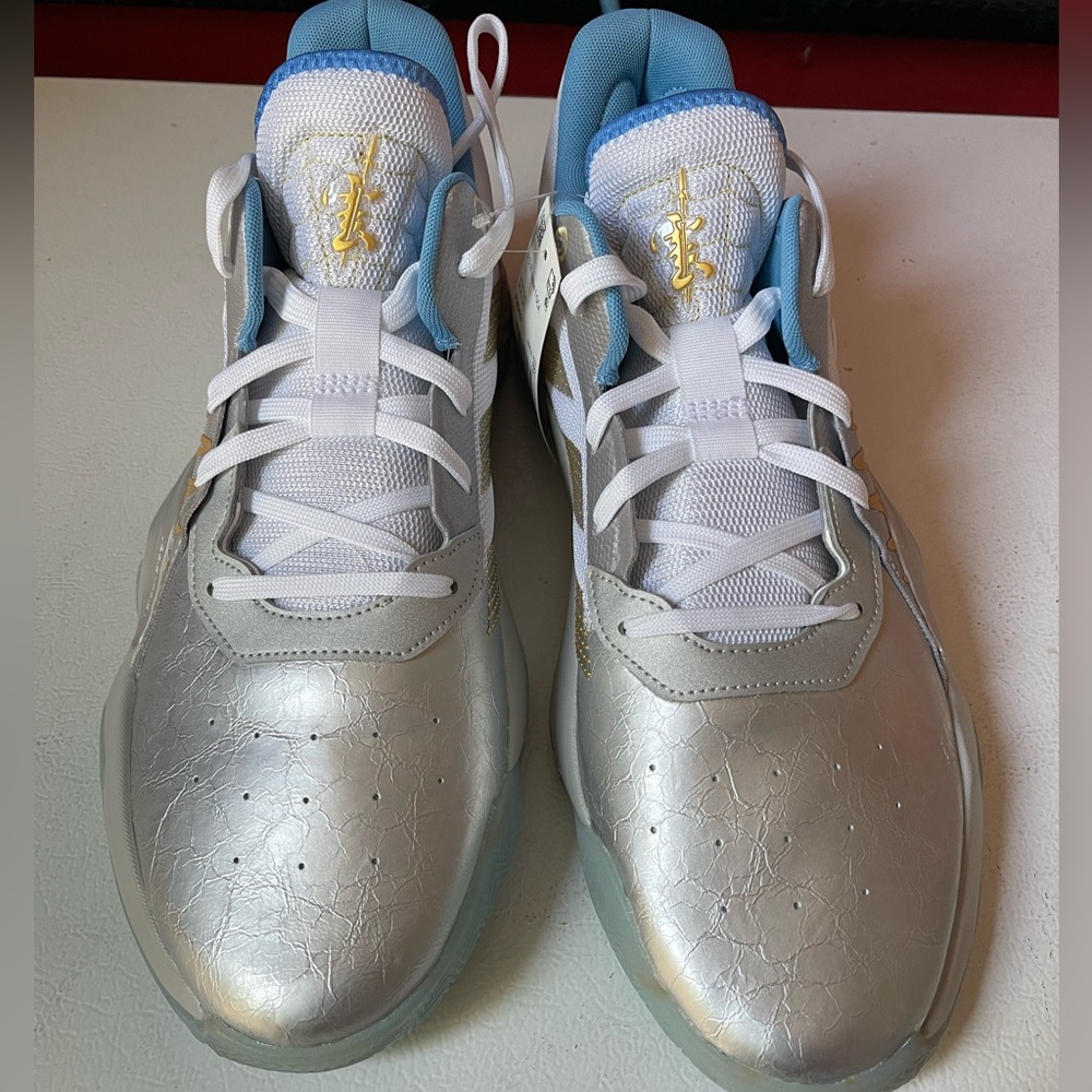 Adidas D.O.N Issue 1. Size 11.Brand new with tags. No original box.